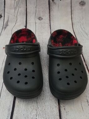 CROCS Kids Black Plaid Fleece Lining  Size J1